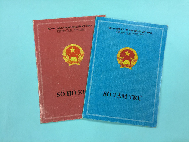 Cựu cảnh sát khu vực làm giả sổ tạm trú: Vũ Hải Long (29 tuổi, từng là cán bộ Cảnh sát khu vực Công an phường La Khê, sau chuyển sang làm Cảnh sát khu vực Công an phường Phú Lương, quận Hà Đông, TP Hà Nội) đã làm giả 7 tài liệu, thu lời 5 triệu đồng. Ngày 1/11, VKSND TP Hà Nội đã truy tố Vũ Hải Long. (Ảnh minh họa)