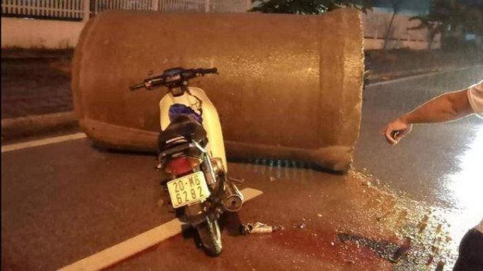 Đôi nam nữ tử vong khi đâm vào ống cống giữa đường: Khoảng 1h30 ngày 1/11, trên đoạn đường trong Khu công nghiệp Điềm Thụy thuộc xóm Hắng, xã Hồng Tiến, thị xã Phổ Yên anh Hà Văn Đ. (23 tuổi, trú tại Sơn La) lái xe máy chở chị Vũ Thị N. (23 tuổi, trú tại Thái Nguyên) trở về phòng trọ thì bất ngờ đâm vào cống chắn ngang giữa đường khiến cả 2 tử vong.