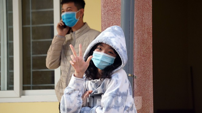 Một nữ sinh cấp 3 vui mừng được cán bộ đọc tên. Nữ sinh này cùng gia đình 8 người đi ăn cưới ở Quảng Ninh, phải cách ly tập trung.