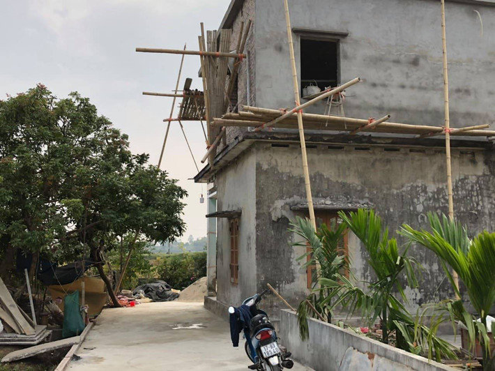 Hậu quả vụ tai nạn khiến 3 người thợ gồm ông Phạm Xuân Sơn (56 tuổi), Nguyễn Đình Thắng (55 tuổi, cùng trú tại xã Việt Hùng) bị chết tại chỗ, ông Phạm Văn Đô (53 tuổi) bị thương nặng được đưa đi cấp cứu tại Bệnh viện Đa khoa tỉnh Thái Bình nhưng do vết thương quá nặng nên cũng đã tử vong sau đó.