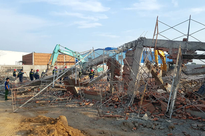 Sập công trình đang xây, 10 người chết, nhiều người bị thương: Khoảng 14h ngày 14/5/2020, trong lúc các công nhân đang thi công xây dựng Nhà máy Công ty CP AV Healthcare (Hàn Quốc) ở huyện Trảng Bom, Đồng Nai, thì bất ngờ công trình bị sụp đổ làm 10 người chết, nhiều người bị thương.