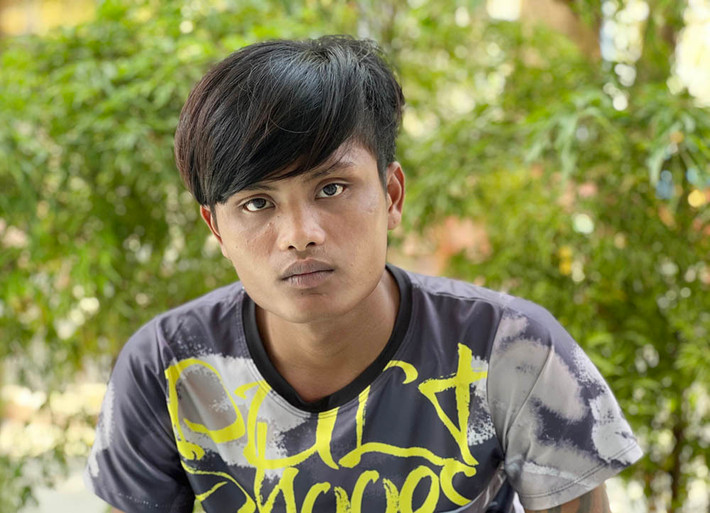 Nam thanh niên sát hại mẹ dã man vì bị la mắng: Chau Đươnl (23 tuổi, ngụ ấp Bà Đen, xã An Cư, huyện Tịnh Biên, An Giang) thường xuyên bị mẹ la mắng vì không lo làm ăn, mà tụ tập bạn bè ăn chơi. Chiều tối 25/1/2022, Đươnl tiếp tục xảy ra mâu thuẫn với mẹ là bà Nèang Béch (43 tuổi). Tức giận bị mẹ la mắng, Đươnl cầm cây kéo đến giường bà Béch đang nằm ngủ đâm nạn nhân. Người mẹ chui xuống gầm giường trốn. Lúc sau, bà Béch bỏ chạy ra ngoài thì bị vấp ngã, Đươnl lao đến tiếp tục đâm nhiều nhát. Sau đó, gã còn dùng khúc gỗ đánh bà Béch dẫn tới tử vong.