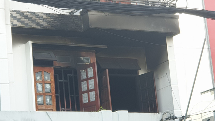 Phóng hỏa giết người yêu vì ghen tuông: T.D.T. (28 tuổi, quê Cà Mau) và chị D.T.H. (22 tuổi, quê Bình Phước) yêu nhau và từng sống chung tại căn phòng trọ ở quận 12, TP HCM. Và gần đây do xảy ra mâu thuẫn nên T. đã dọn ra ngoài sống. Biết chị H. có mối quan hệ tình cảm với anh D.T.X. (30 tuổi) nên T. nảy sinh ý định phóng hỏa. Tối 7/12/2022, khi chị H. không có ở nhà, T. mua xăng lẻn vào phòng trọ núp, chờ thời cơ gây án. Khi chị H. và anh X. về phòng trọ, đã ngủ say, nghi phạm tưới xăng phóng hỏa khiến chị H. tử vong anh X. bị thương nặng. Do không tẩu thoát kịp, nghi phạm trốn trên nóc nhà đến khi bị bắt giữ.