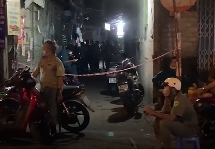 Theo hồ sơ vụ án, khoảng 21h20 ngày 11/9/2022, bà T.Y.N (SN 1968, HKTT: quận 5, TP HCM) về đến căn nhà trọ, mở cửa ra thì tá hỏa phát hiện con trai mình là Lê Phú T (SN 1998, ngụ quận 8) gục chết dưới sàn nhà, trên người có nhiều vết đâm. Nghi ngờ con mình bị sát hại nên bà N. vội trình báo công an. Qua khám nghiệm hiện trường, công an thu được 1 con dao kim loại, cán nhựa màu đen dài 22cm còn dính máu. (Khu vực nơi xảy ra vụ án)
