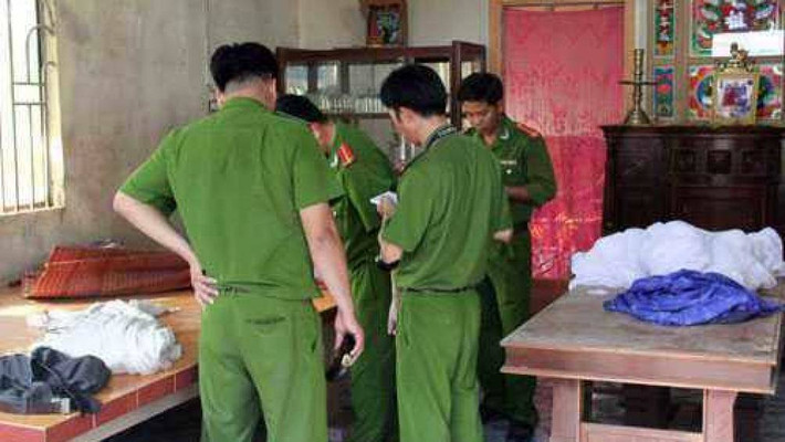 2h30 ngày 23/2, chị Vũ Thị Th. (trú tại thôn Bái Xuyên, xã Minh Tân) sang nhà cụ Đỗ Thị L. (SN 1933) chơi thì phát hiện cụ L và con gái là bà Phạm Thị Th (SN 1965) tử vong trên giường; trên vùng đầu, cổ, gáy của cụ L và Th có nhiều vết thương. 12h40 cùng ngày, Công an huyện Phú Xuyên nhận được tin báo của Công an xã Minh Tân về vụ việc trên. (Ảnh minh hoạ, nguồn: Báo Giao Thông)