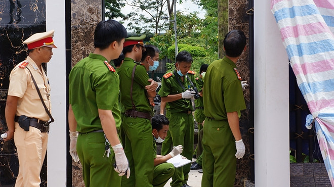 Qua kết quả khám nghiệm hiện trường, sử dụng các biện pháp nghiệp vụ điều tra, Công an huyện Phú Xuyên cùng các đơn vị nghiệp vụ Công an TP Hà Nội, nhận định đối tượng là người quen, thân thích với nạn nhân - một cán bộ Công an huyện Phú Xuyên cho biết. Mở rộng diện rà soát, căn cứ tài liệu điều tra ban đầu và những lời khai, lực lượng điều tra nhận định đối tượng nghi vấn là Phạm Văn Đức. Sau khi vụ án xảy ra, Đức không có mặt tại địa phương, đi đâu làm gì không ai rõ… (Ảnh minh hoạ, nguồn ảnh Internet)