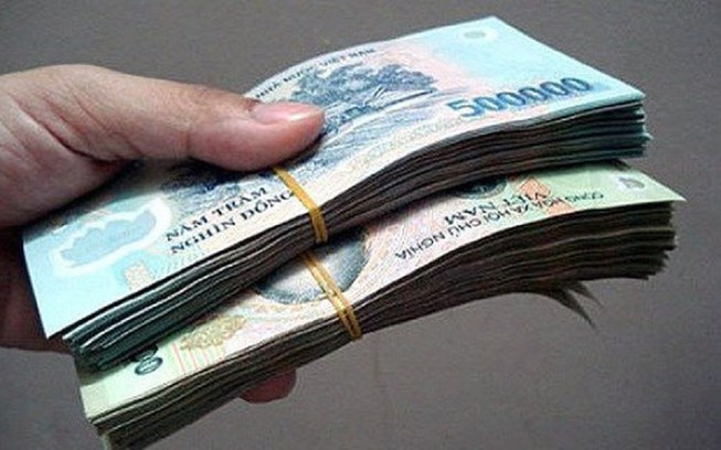 2 thanh niên đổi tiền giả lấy... tù thật: Ngày 1/12, TAND TP Tân An, Long An tuyên phạt bị cáo Tô Trần Minh Phương (sinh năm 1997) 3 năm 6 tháng tù, Nguyễn Minh Trí (sinh năm 1996) 3 năm tù cùng về tội lưu hành tiền giả. Hai bị cáo khai nghiện ma túy, đổi tiền giả thành tiền thật để mua ma túy sử dụng thì bị Công an bắt giữ.