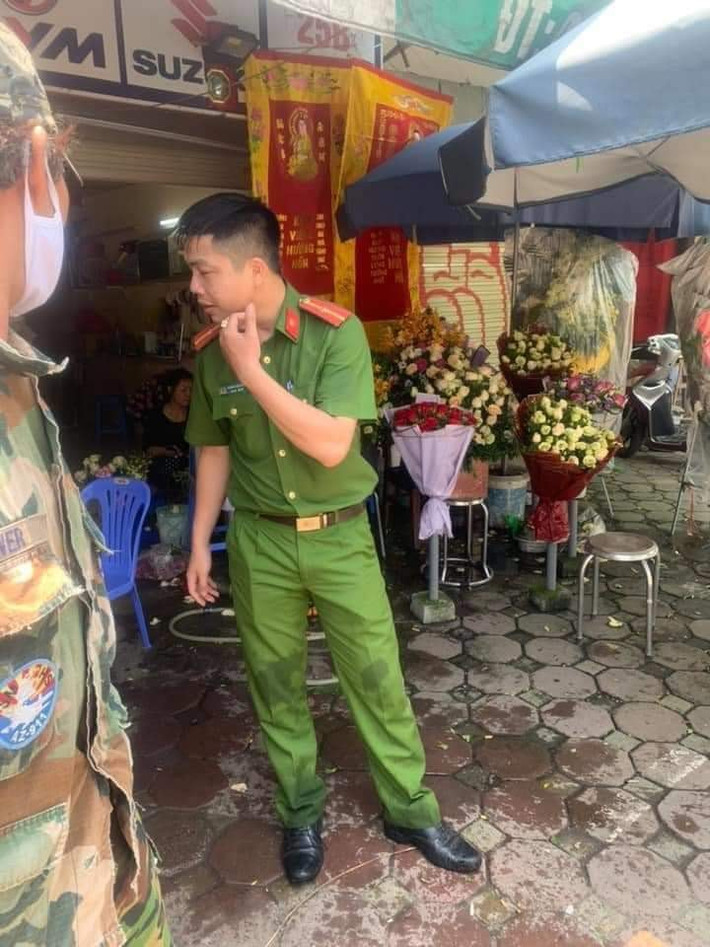 Khi bỏ chạy đến khu vực đường giao cắt Hoàng Quốc Việt - Bưởi thì tên trộm bị cảnh sát cùng người dân giữ lại.