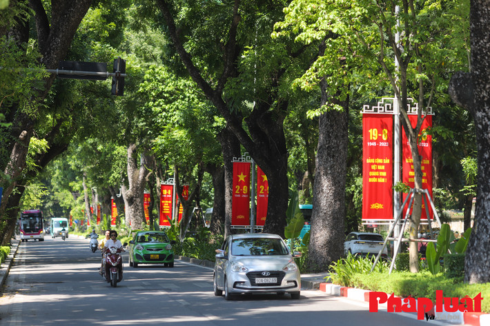 Những con đường được trang trí rực rỡ cờ hoa mừng ngày lễ lớn của đất nước. (Ảnh Pháp luật Xã hội)