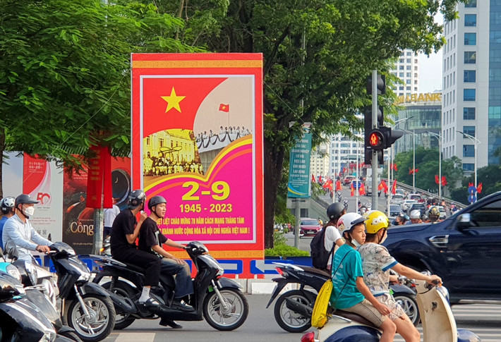 Panô, khẩu hiệu được trang trí khắp các tuyến phố Liễu Giai. (Ảnh Công Lý)