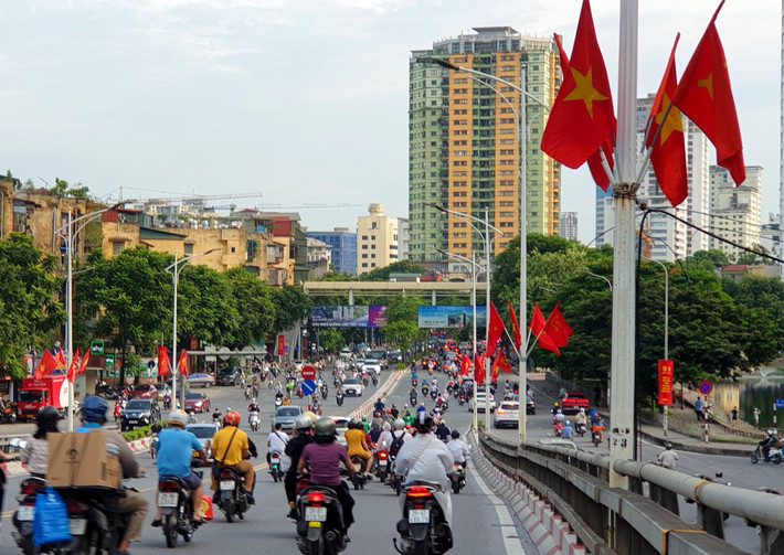 Những tuyến phố như: Trần Phú, Điện Biên Phủ, Liễu Giai, Nguyễn Chí Thanh, Hai Bà Trưng, Tràng Thi, Hàng Bông, Hoàng Diệu, Phan Đình Phùng, Lê Hồng Phong, khu vực Hồ Gươm, Nhà hát Lớn và các cơ quan Thành ủy, HĐND, UBND thành phố... đều rực rỡ sắc cờ đỏ sao vàng. (Ảnh Công Lý)
