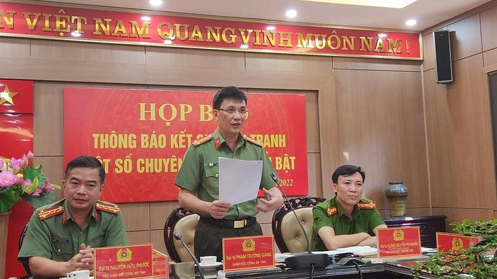 Hai vụ việc mua bán dữ liệu gây sốt ở Phú Thọ: Tháng 11/2022, Công an tỉnh Phú Thọ công bố kết quả triệt phá đồng thời 2 đường dây thu thập, mua bán trái phép thông tin cá nhân với số lượng lớn, để thu lời bất chính. Trong đó, nhóm đối tượng thứ nhất quản trị một nhóm kín (group) trên mạng xã hội Facebook có tên “Data khách hàng tiềm năng” để trao đổi, mua bán dữ liệu thông tin cá nhân, gồm: Số điện thoại, họ tên, ngày tháng năm sinh, địa chỉ, thư điện tử (email)...