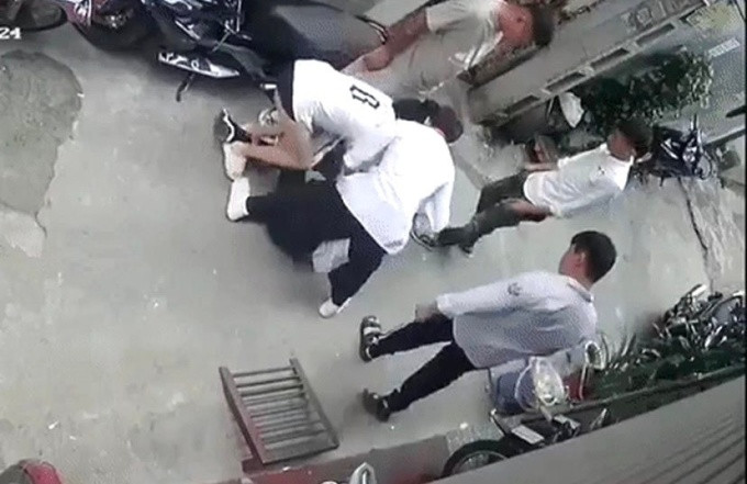 Nam sinh lớp 9 bị đánh hội đồng: Ngày 25/8, do xích mích, Hoàng dùng tay và mũ bảo hiểm đánh vào mặt Nhật. Hai học sinh nam đều học trường THCS Kim Chung, huyện Đông Anh, Hà Nội. Để trả đũa, chiều hôm sau, Nhật cùng mẹ và dì tới quán game ở xã Kim Chung tìm Hoàng rồi lôi ra cửa, tát liên tiếp vào mặt. Nhật còn đeo vật bằng kim loại ở tay phải đấm liên tiếp vào đầu đối phương. Một lúc sau, bố dượng của Nhật đi tới, tiếp tục đá nạn nhân hai cái vào lưng. Sự việc chỉ dừng lại khi người dân xung quanh can ngăn. Hoàng được đưa tới viện khám với các thương tích gồm rách da vùng đầu và trầy xước da lưng.