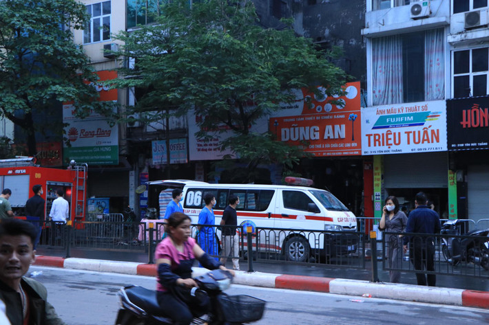Sáng 4/4, trao đổi với PV, lãnh đạo PCCC quận Đống Đa (Hà Nội) cho biết, đơn vị đang khẩn trương tập trung lực lượng tổ chức cứu hộ, cứu nạn, tìm kiếm người mắc kẹt trong đám cháy cửa hàng trên phố Tôn Đức Thắng, quận Đống Đa.