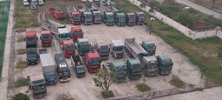 Theo điều tra ban đầu, thời gian qua, phát hiện thấy các lái xe chở đá, keo, vật liệu xây dựng… thường mắc các lỗi vi phạm hành chính trong lĩnh vực giao thông đường bộ, Nguyễn Kim Tiến đã tự giới thiệu mình là phóng viên, nhà báo, có nhiều mối quan hệ, có thể tác động, can thiệp xin các cơ quan chức năng bỏ qua lỗi cho tài xế vi phạm. Để được “bảo kê”, Tiến yêu cầu mỗi chủ phương tiện phải đóng tiền hàng tháng với mức 10 triệu đồng/1 phương tiện.