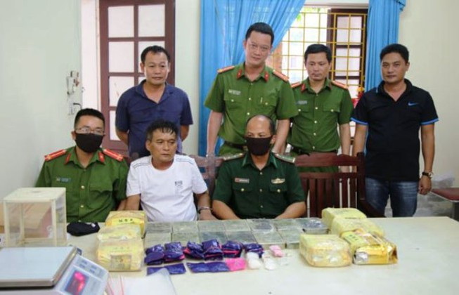 2. Bốn anh em họ cùng đi buôn bán ma túy: Ngày 8/9, Công an TP Vinh (Nghệ An) cho biết đang tạm giữ hình sự Hoàng Thế Thành (28 tuổi), Trần Văn Khánh (57 tuổi), Hoàng Văn Lĩnh (29 tuổi) và Trần Văn Phương (40 tuổi) về hành vi mua bán, tàng trữ, vận chuyển trái phép chất ma túy. Mặc dù nhóm người buôn bán ma túy đã chôn 13 bánh heroin, 7 kg ma túy đá và 10.000 viên ma túy tổng hợp trong vườn nhà nhưng vẫn không qua mặt được Công an.