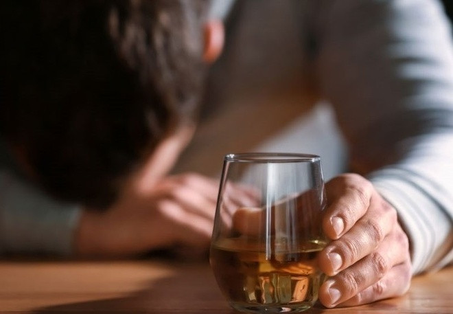 Thời điểm bà Xía bị sát hại đường sá vắng vẻ, người dân hầu như đã đi ngủ hết nên không có nhân chứng. Tuy nhiên, một tổ trinh sát nhận được thông tin, trước khi vụ án xảy ra, hai cô gái địa phương nhìn thấy một người đàn ông say rượu, vừa đi trên đường vừa chửi bới, dọa nạt người khác. Do sợ hãi nên hai nhân chứng trên đã bỏ đi, không nhìn rõ được khuôn mặt của người đàn ông say này. (Ảnh minh hoạ, nguồn Internet)