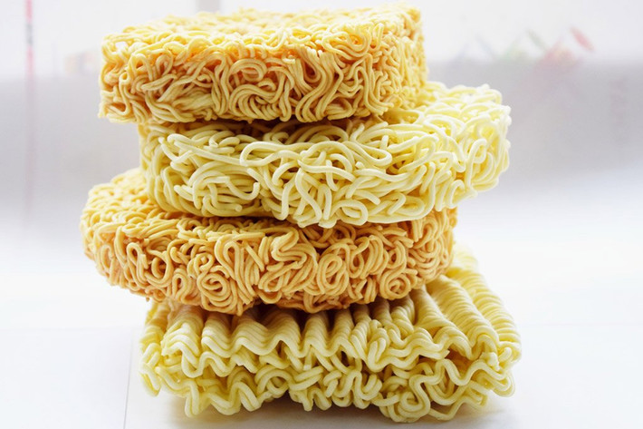 Đến tối muộn cùng ngày, Chả tỉnh dậy vẫn không thấy vợ đâu. Đói bụng, lại thêm hơi men, Chả lật khật đi sang cửa hàng tạp hóa nhà bà Xía. Sau khi lấy bia, mì gói cho vào túi nilon thì Chả mới nói không có tiền, xin nợ. Do vẫn chưa trả món nợ mua hàng trước đó nên bà Xía nhất quyết không đồng ý. Trong lúc cãi vã, Chả đã vớ được chiếc búa rồi ra tay sát hại bà Xía. (Ảnh minh hoạ, nguồn Internet)