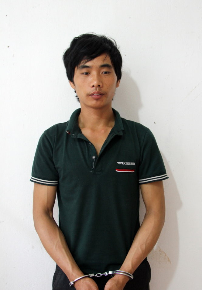 Vì hành vi trên, sau đó gia đình Tẩn Láo Lở phải bồi thường cho gia đình anh Tẩn Ông Nải một con trâu theo tục lệ người Dao. Chính vì mâu thuẫn, xích mích đó mà tình cảm giữa hai gia đình bị rạn nứt. Đây được xem là tình tiết quan trọng, khiến Lở bị Ban chuyên án liệt kê vào danh sách các đối tượng thuộc diện tình nghi. Quá trình xác minh thông tin, các điều tra viên nắm được, sau khi vụ án xảy ra, Tẩn Láo Lở cũng biến mất một cách bí ẩn khỏi địa phương, đi đâu thì gia đình không hay biết. Khi đi đối tượng có mang theo 1 con dao nhọn, 1 khẩu súng kíp và một số đồ dùng cá nhân.