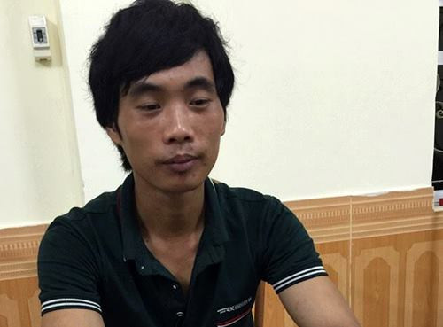 Tại cơ quan điều tra, Tẩn Láo Lở khai, trưa 9/8, một mình Lở đi tìm bắt rùa đá. Trên đường đi, gã bắt gặp chị Tẩn Tả Mẩy đang chăn trâu. Lở kiếm cớ gây sự rồi dùng gậy gỗ đánh chị Mẩy trọng thương, rồi dìm chết nạn nhân dưới ao. Trong lúc lấy đá chèn chị Mẩy, Lở thấy cháu Tẩn Mai Phương (SN 2014) và Tẩn Thùy Chi (SN 2010). Sợ sự việc bại lộ, Lở đã dìm chết một cháu tại khe suối và một cháu tại vũng nước rồi lấy đá đè lên. Sau đó, Lở vào nhà phát hiện thêm con gái út chị Mẩy là Tẩn Thúy Vân mới được một tháng tuổi ngủ trên võng, Lở tiếp tục dìm chết cháu bé rồi dùng đá chèn xuống.