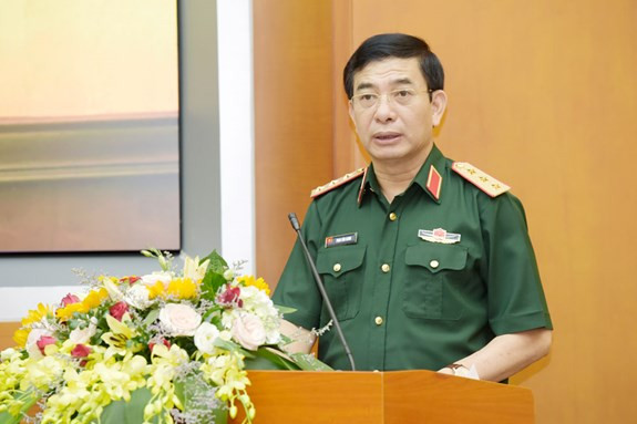 Bộ trưởng Quốc phòng bắt đầu cuộc đời binh nghiệp vào tháng 8/1978, là chiến sĩ Tiểu đoàn 4, Trung đoàn 677, Sư đoàn 346, chiến đấu tại Cao Bằng. Sau đó, ông ôn văn hóa tại trường Văn hoá Quân khu 1, rồi là học viên Trường Sĩ quan Chỉ huy kỹ thuật Tăng.