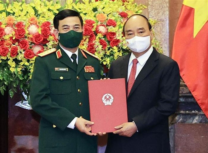Chiều 12/7, Chủ tịch nước Nguyễn Xuân Phúc, Chủ tịch Hội đồng Quốc phòng và An ninh, Thống lĩnh các lực lượng vũ trang nhân dân trao quyết định thăng quân hàm từ Thượng tướng lên Đại tướng đối với ông Phan Văn Giang, Ủy viên Bộ Chính trị, Phó Bí thư Quân ủy Trung ương, Bộ trưởng Bộ Quốc phòng.