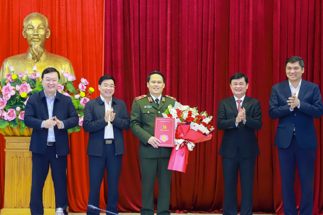 Được biết, Thiếu tướng Bùi Quang Thanh - Giám đốc Công an tỉnh Nghệ An sinh năm 1977, quê quán tại xã Nam Trạch, huyện Bố Trạch, tỉnh Quảng Bình. Ông có trình độ Tiến sĩ Luật học, Học viện Cảnh sát nhân dân.