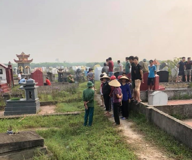 Từ kết quả khám nghiệm hiện trường, khám nghiệm tử thi còn cho thấy nạn nhân còn có sự tác động vào vùng kín. Các điều tra viên đưa ra nhận định, đây có thể là vụ án mang tính tư thù, mâu thuẫn tình cảm. Quá trình điều tra cho thấy nạn nhân có quan hệ với một người đàn ông trung niên trên địa bàn. Bà Thanh là một góa phụ, chồng mất cách thời điểm xảy ra vụ án vài năm. Bà Thanh có qua lại tình cảm với ông T. làm bảo vệ xã bên cạnh và đã có gia đình. Địa điểm hai người hẹn hò cũng chính là khu vực nghĩa trang nơi phát hiện tử thi. (Ảnh minh họa, nguồn internet)