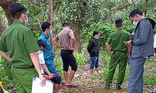 Tại hiện trường, công an xác định nạn nhân là một phụ nữ ngoài 50 tuổi, chết trong tư thế nằm ngửa trong bụi cây rậm rạp, trên cổ có vết cắt sâu, áo khoác ngoài bị mở phanh, áo trong bị kéo lên quá ngực, không mặc quần, từ phần bụng trở xuống bị đốt cháy. Nạn nhân sau đó được xác định là bà Lê Thị Thanh (SN 1961, trú tại thôn Phú Bình 2, xã Cam Tân). Xác định đây là một vụ án giết người, đốt xác, công an huyện đã báo cáo về Ban Giám đốc Công an tỉnh Khánh Hòa. (Ảnh minh họa, nguồn internet)