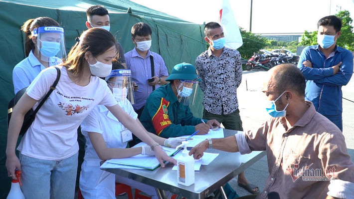 Qua kiểm tra, tài xế Lượng chỉ có giấy chứng nhận test nhanh âm tính mà chưa có giấy xét nghiệm PCR nên lực lượng CSGT yêu cầu anh Dương quay đầu xe.