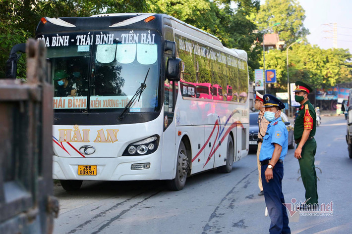 Hưng Yên, Bắc Ninh, Bắc Giang về Hà Nội theo tuyến Quốc lộ 5, cao tốc Hà Nội - Lạng Sơn: có 8 chốt. Từ Hòa Bình về 3 chốt; Phú Thọ về có 3 chốt; Vĩnh Phúc về 4 chốt; Thái Nguyên về có 1 chốt. (Chốt cửa ngõ Hòa Bình về Hà Nội. Ảnh: Phạm Hải)