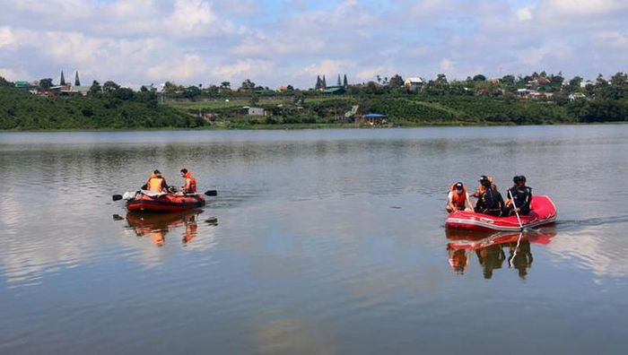 Hai người tử vong do đuối nước ở Hồ Tây: Tối 13/7, một nhóm 4 người rủ nhau dạo chơi bằng xuồng máy ở Hồ Tây (thị trấn Di Linh, Lâm Đồng) thì xuồng lật, 4 người rơi xuống nước. Ba người bơi được vào bờ, còn anh Nguyễn Văn Q. (37 tuổi, ngụ thị trấn Di Linh) mất tích. Trưa 14/7, anh Q. vẫn chưa được tìm thấy.