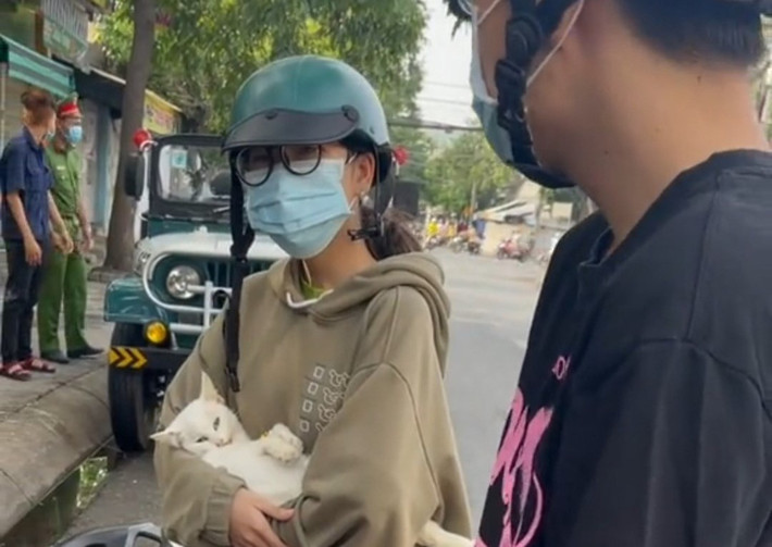 Đưa mèo đi khám giữa lúc giãn cách: Ngày 13/7, mạng xã hội lan truyền đoạn clip ghi lại hình ảnh 2 người bế theo một con mèo đi khám bệnh. Cháu gái bế mèo nói: "Đi gấp không đem theo giấy tờ mong chú thông cảm cho qua". Tuy nhiên, lực lượng kiểm soát chốt phòng dịch tại Long An quyết định không cho 2 người này qua và tiến hành xử phạt.