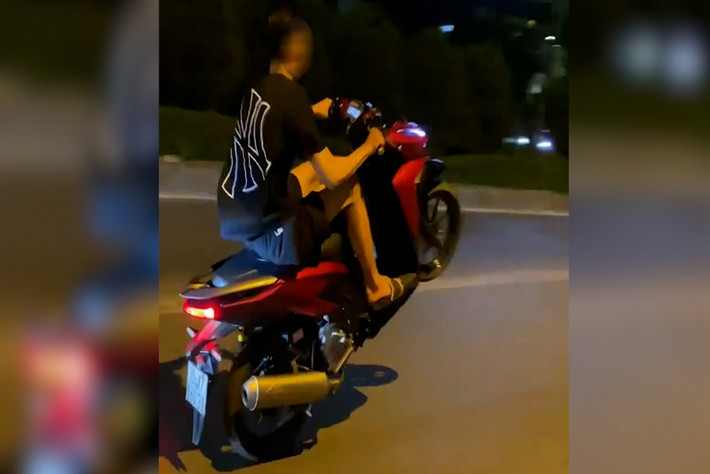 Học sinh chuẩn bị thi tốt nghiệp THPT bị khởi tố vì bốc đầu xe máy: Ngày 18/6, Công an quận Cầu Giấy (Hà Nội), đã ra quyết định khởi tố bị can để điều tra về hành vi "Gây rối trật tự công cộng" đối với 6 thanh thiếu niên điều khiển xe máy bốc đầu trên nhiều tuyến phố ở Hà Nội. Được biết trong số này có thanh niên đang chuẩn bị thi tốt nghiệp THPT năm 2023. Theo đó, nhóm thanh niên bốc đầu xe lấy điện thoại quay lại. Không chỉ thực hiện hành vi bốc đầu xe, nhóm thanh thiếu niên này còn thực hiện các hành vi nằm ra yên để điều khiển xe, bốc đầu nhiều xe theo nhóm...