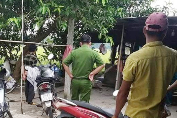 2. Phát hiện người đàn ông tử vong trong chuồng bò: Ngày 21/11, người dân ở ấp Sơn Lợi, xã An Ninh Tây, huyện Đức Hòa, tỉnh Long An đã phát hiện một xác chết đang phân hủy trong một chuồng nuôi bò. Người dân địa phương xác nạn nhân khoảng 50 tuổi. Ông không phải là dân địa phương mà từ Bình Dương lên đây mở trang trại nuôi bò thịt.