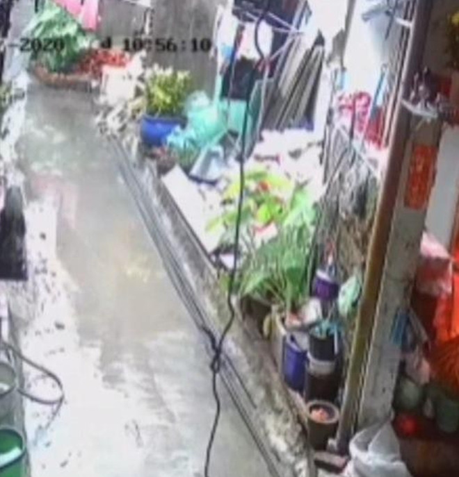 4. Nghi án người đàn ông tự thiêu tại nhà riêng: Ngày 8/10, Công an TP Thuận An, tỉnh Bình Dương đã tổ chức khám nghiệm hiện trường, điều tra làm rõ nguyên nhân ông V.M.T (SN 1956, ngụ phường Lái Thiêu, TP Thuận An) tử vong sau khi bốc cháy dữ dội. Do vết bỏng nặng, ông T. đã được chuyển đến Bệnh viện Chợ Rẫy (TP Hồ Chí Minh) để tiếp tục điều trị nhưng nạn nhân đã không qua khỏi.