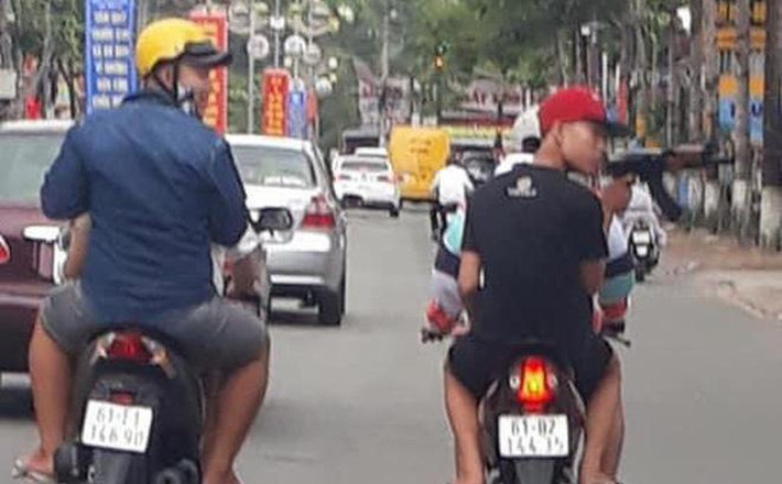 Lực lượng công an xác minh vật giống súng AK mà nhóm thanh niên mang theo là mô hình. Nhóm đối tượng này khai mua khẩu AK giả trên mạng và mang đi chơi để... trêu đùa người dân, đồng thời cam kết không tái phạm.