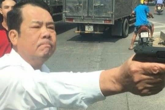 Chỉ vì mâu thuẫn trong lúc tham gia giao thông, giám đốc công ty bảo vệ Hàm Long đã cầm súng dọa bắn tài xế xe tải, khiến người này sợ hãi phải bỏ chạy xảy ra vào sáng 5/9 tại đoạn đường gần Cầu Ngà, huyện Quế Võ, Bắc Ninh.