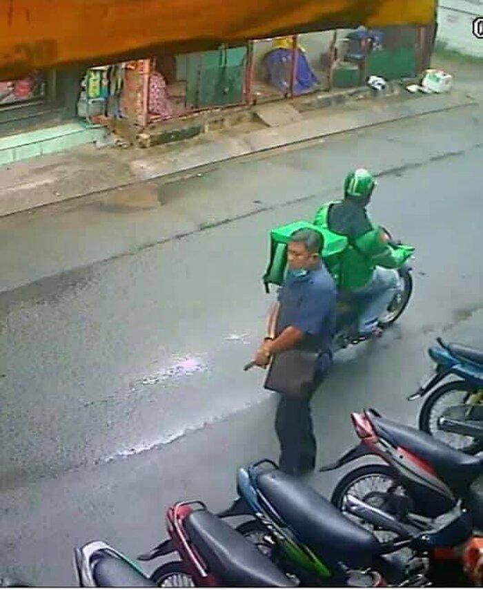 Theo bà Nguyễn Thị D. (58 tuổi, tạm trú xã Trung Chánh) sự việc diễn ra vào chiều 3/10, hai chị em bà trong lúc đang bán hàng thì người đàn ông này đi xe máy đến nhà của người phụ nữ cạnh bên. Sau đó, người đàn ông chửi bới chị em bà D. rồi rút súng ra lên đạn, sau đó lại cho vào lưng quần. Nguyên nhân vụ việc được xác định là do trong quá trình xây dựng nhà ở, gia đình bà T. nảy sinh mâu thuẫn với hàng xóm và không tìm được tiếng nói chung. Hiện cơ quan công an đã vào cuộc điều tra làm rõ.