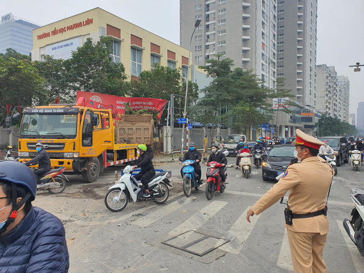 Sáng cùng ngày, Đội CSGT số 3 phối hợp cùng Công an quận Đống Đa khám nghiệm hiện trường. Tình trạng ùn tắc cục bộ xuất hiện theo hướng Phạm Ngọc Thạch - Xã Đàn do phương tiện gặp nạn có kích thước lớn, lực lượng chức năng gặp khó khăn khi giải phóng hiện trường.