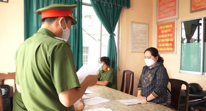 Bắt nguyên cán bộ Ngân hàng Phương Đông vì lừa đảo: Lợi dụng việc ông N. không có khả năng thanh toán, nhờ đáo hạn hợp đồng, Nguyễn Diễm My (42 tuổi) đã yêu cầu ông N ký hợp đồng thế chấp tài sản, tự ý nâng số tiền vay, giả chữ ký các thành viên trong gia đình ông N trên hợp đồng tín dụng và các giấy tờ có liên quan khác để chiếm đoạt số tiền khoảng 1,1 tỷ đồng từ Ngân hàng Phương Đông. Ngày 9/12, Công an tỉnh Hậu Giang cho biết vừa bắt tạm giam My.