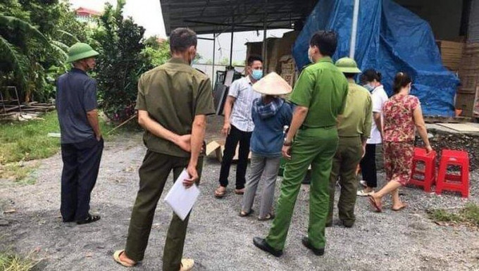 6. Truy tìm người vứt thi thể cháu bé bên lề đường: Ngày 24/9, Công an huyện Ứng Hòa, Hà Nội đang truy tìm người vứt thi thể bé trai sơ sinh bị buộc trong túi nilon ở một nhà dân trên lề đường quốc lộ 21B thuộc khu chợ Dầu, thôn Ngoại Độ, xã Đội Bình. Cháu bé đã được trưởng thôn mang về địa phương chôn cất. Về phía gia đình phát hiện thi thể cháu bé cũng nhận hỗ trợ xây mộ cho cháu.