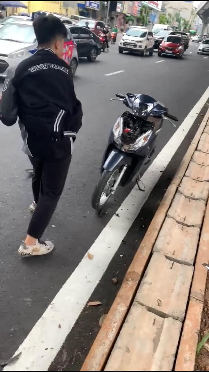Chiều cùng ngày, trao đổi với PV, một lãnh đạo Công an quận Thanh Xuân, TP.Hà Nội cho biết, Công an phường Khương Mai, quận Thanh Xuân đang xác minh, làm rõ nhóm đối tượng đập phá xe của người dân sau khi va chạm giao thông.