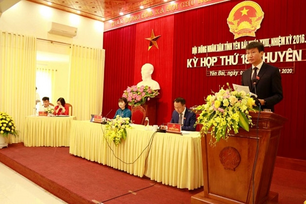 Ông Trần Huy Tuấn sinh ngày 28/8/1974; quê quán ở xã Hoàng Thắng, huyện Văn Yên, tỉnh Yên Bái. Ông là người dân tộc Tày; có trình độ: Kỹ sư thủy lợi, cử nhân kinh tế chính trị; thạc sỹ chuyên ngành kinh tế tài nguyên thiên nhiên và môi trường.