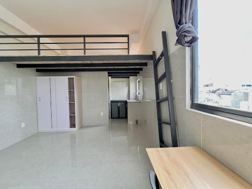 Huy rủ Tuyền đi mua dao rồi đến phòng trọ của mình để thực hiện âm mưu. Tuy nhiên, sau đó Tuyền đã không xuất hiện. Chiều 30/4, anh T đến phòng trọ để tìm cô nữ sinh mình thích. Tới nơi, anh T được Huy cho biết nữ sinh đó đã về quê. Huy mời anh T vào phòng trọ mình chơi. Chẳng nghi ngờ gì, anh T đồng ý. Lúc này, trong phòng trọ ngoài Huy còn có người bạn là Nguyễn Văn Hoàn (trú tại Kim Thành, Hải Dương). (Ảnh minh họa, nguồn Internet)