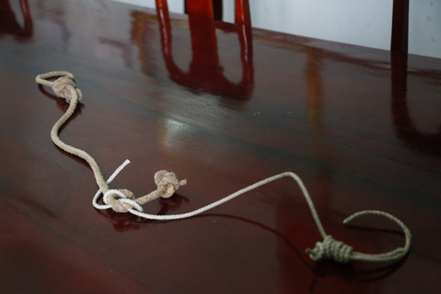 Trong lúc nói chuyện, lợi dụng anh T sơ hở, Huy và Hoàn đã cùng lúc tấn công, kẻ giữ chân, người dùng dây siết vào cổ khiến anh T tử vong ngay sau đó. Thấy nạn nhân đã chết, Huy, Hoàn đợi đến sáng hôm sau thì chở xác anh T ra khu vực sông Lạch Tray, lấy dao rạch bụng rồi vứt xuống nước. Hai đối tượng quay về, đem chiếc xe máy của anh T đi cầm cố. Quá trình bắt giữ Hoàn, đối tượng này cũng khai nhận trùng khớp diễn biến vụ việc như Huy. (Ảnh minh họa, nguồn Internet)