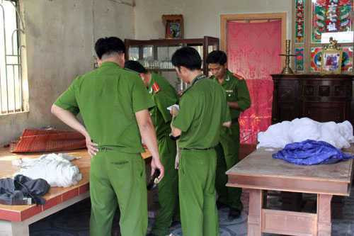 Tại hiện trường, lực lượng chức năng không bỏ sót dù chỉ là dấu vết nhỏ nhất. Mặt khác, các mối quan hệ trong gia đình, lẫn ngoài xã hội của nạn nhân được các điều tra viên thu thập thông tin một cách toàn diện. Nạn nhân được hàng xóm, láng giềng đánh giá là người hiền lành, niềm nở, chịu thương, chịu khó và chưa làm mất lòng ai bao giờ. Các cán bộ điều tra chuyển hướng qua mối quan hệ của nạn nhân với người thân. (Ảnh minh họa, nguồn Internet)