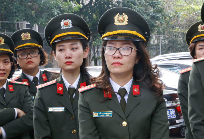 Lúc 11h30 phút, lễ truy điệu các liệt sĩ được cử hành, từ 12h diễn ra lễ di quan, đưa thi hài 3 liệt sĩ về nơi an nghỉ cuối cùng.