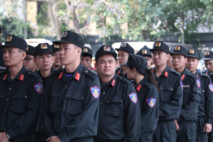 Và đồng chí Thượng uý Dương Đức Hoàng Quân, Tiểu đội trưởng, Trung đoàn Cảnh sát cơ động Thủ đô, Bộ Tư lệnh Cảnh sát cơ động đã anh dũng hy sinh trong khi thực hiện nhiệm vụ đảm bảo an ninh, trật tự tại xã Đồng Tâm, huyện Mỹ Đức, Thành phố Hà Nội.
