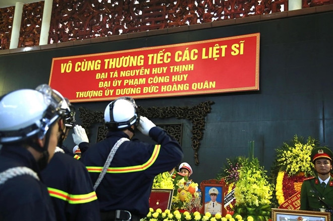 Chủ tịch nước đã ký Quyết định truy tặng Huân chương Chiến công hạng Nhất; Thủ tướng Chính phủ cấp Bằng "Tổ quốc ghi công"; Bộ trưởng Bộ Công an đã quyết định thăng cấp bậc hàm vượt cấp cho 3 cán bộ, chiến sĩ công an hy sinh. Đảng ủy Công an Trung ương, Bộ Công an tổ chức trọng thể lễ tang 3 liệt sĩ theo nghi thức của lực lượng Công an nhân dân. Ảnh: CAND.